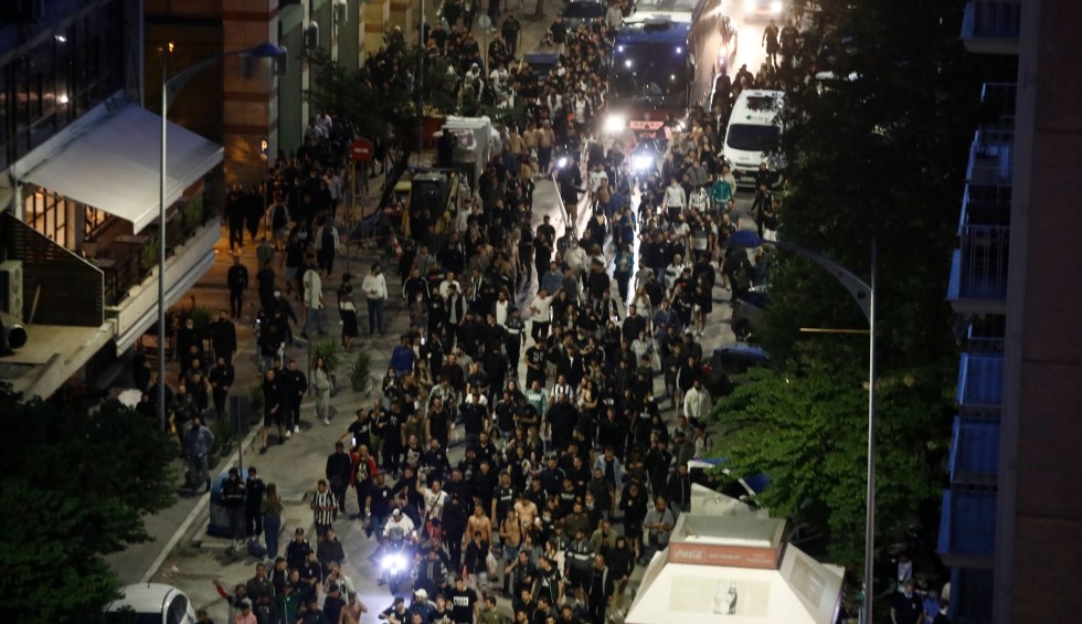 A generic square placeholder image with rounded corners in a figure.