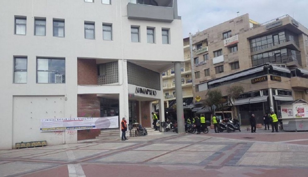 A generic square placeholder image with rounded corners in a figure.