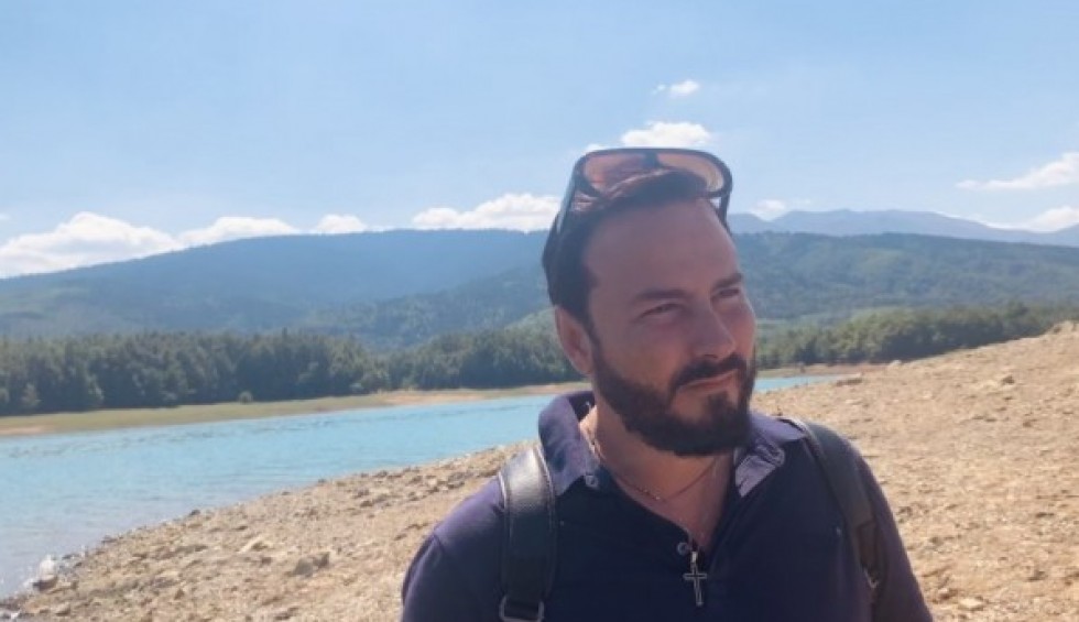 A generic square placeholder image with rounded corners in a figure.