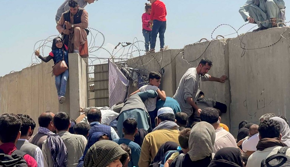 A generic square placeholder image with rounded corners in a figure.