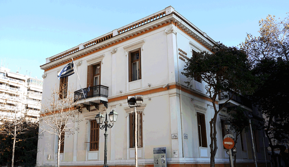 A generic square placeholder image with rounded corners in a figure.