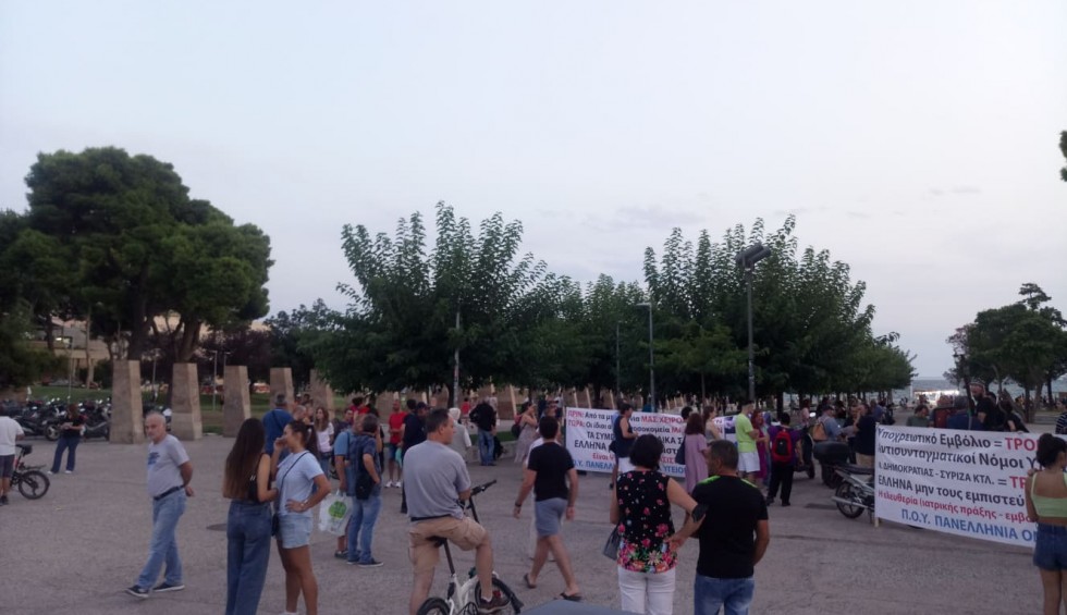 A generic square placeholder image with rounded corners in a figure.