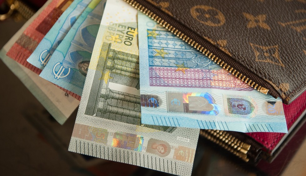 A generic square placeholder image with rounded corners in a figure.