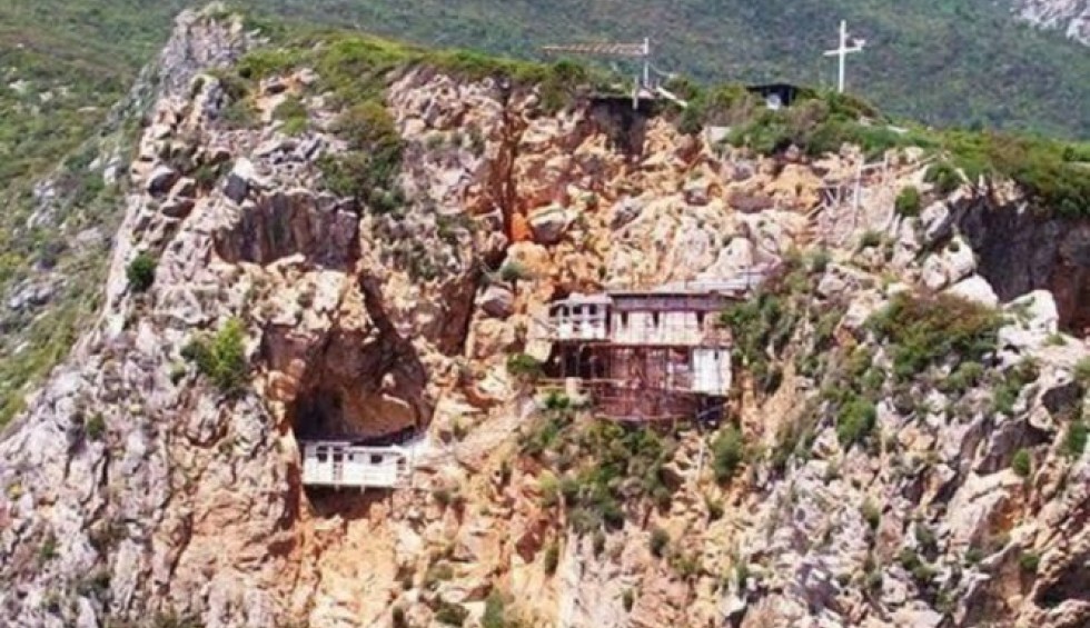 A generic square placeholder image with rounded corners in a figure.