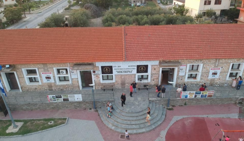 A generic square placeholder image with rounded corners in a figure.