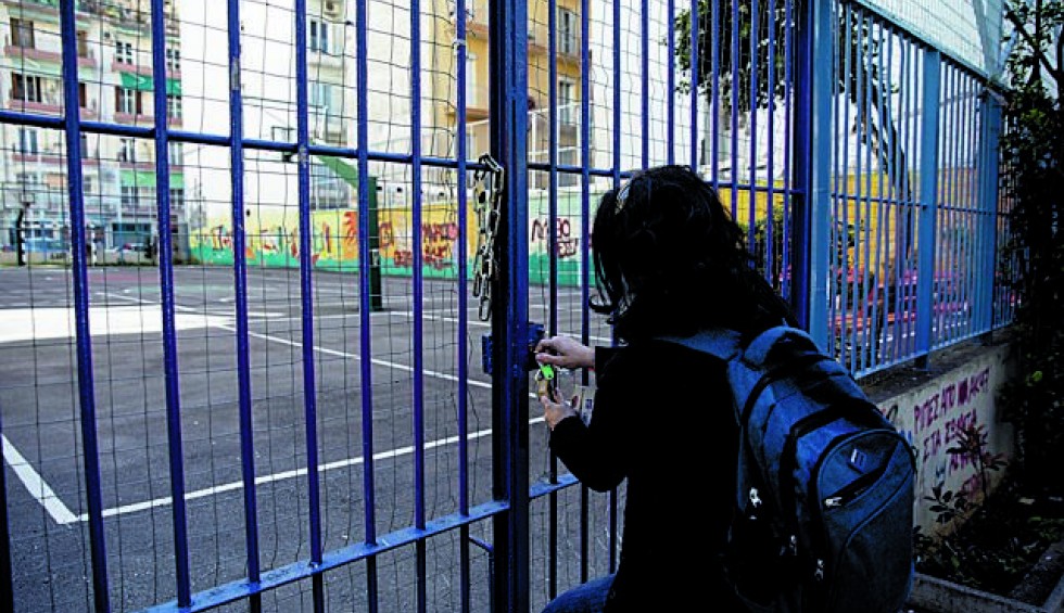 A generic square placeholder image with rounded corners in a figure.