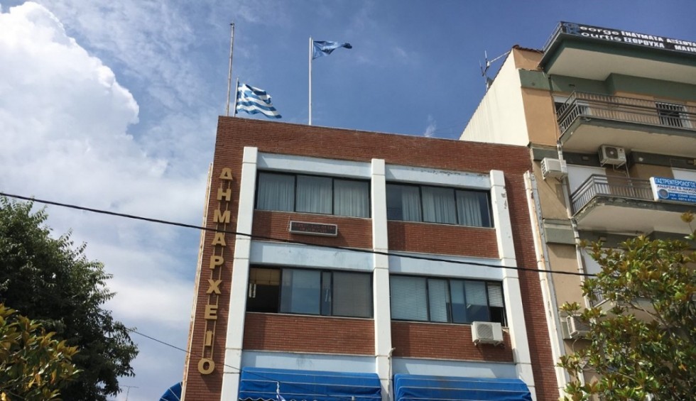 A generic square placeholder image with rounded corners in a figure.