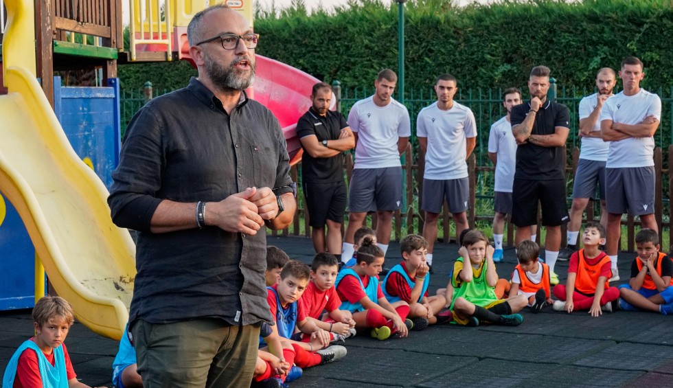 A generic square placeholder image with rounded corners in a figure.