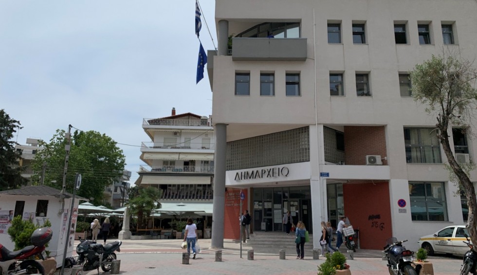 A generic square placeholder image with rounded corners in a figure.