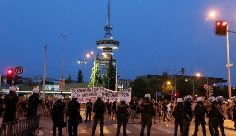 A generic square placeholder image with rounded corners in a figure.