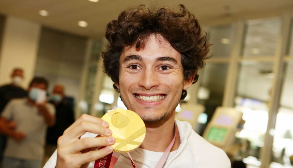 A generic square placeholder image with rounded corners in a figure.