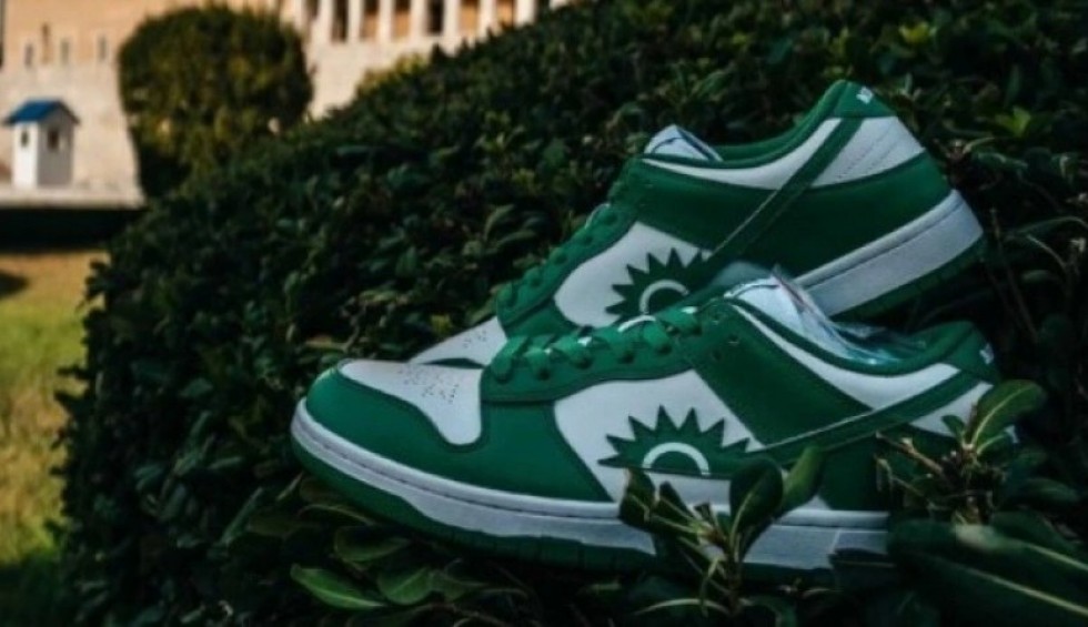 A generic square placeholder image with rounded corners in a figure.