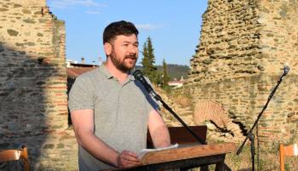 A generic square placeholder image with rounded corners in a figure.