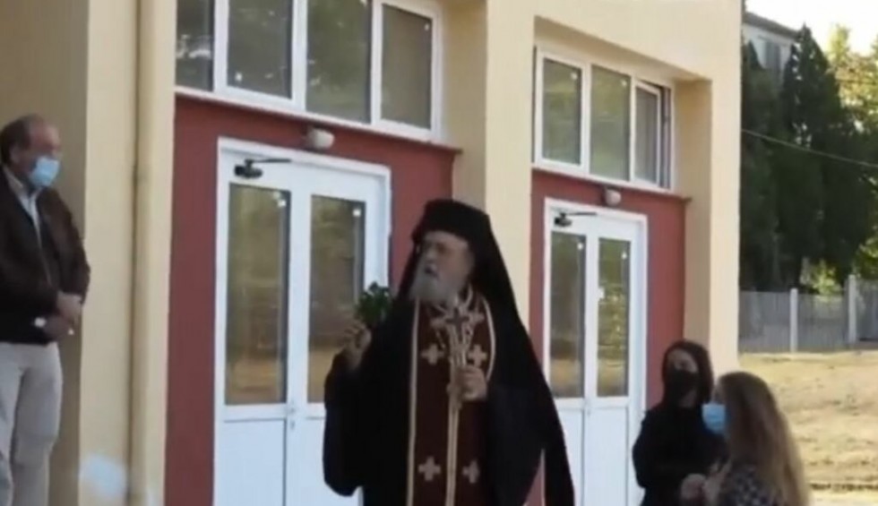 A generic square placeholder image with rounded corners in a figure.