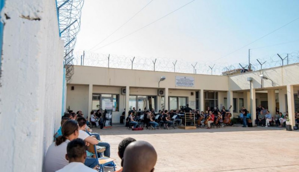 A generic square placeholder image with rounded corners in a figure.