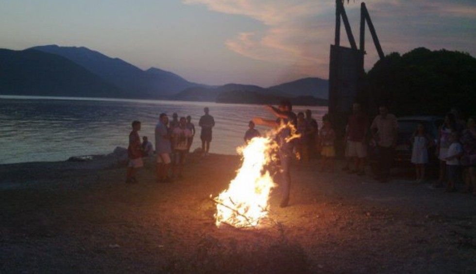 A generic square placeholder image with rounded corners in a figure.