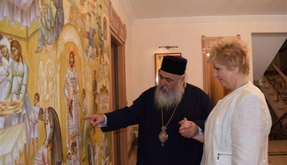 A generic square placeholder image with rounded corners in a figure.