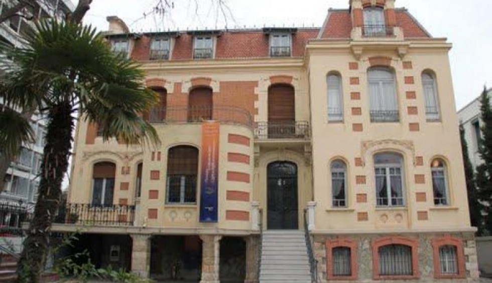 A generic square placeholder image with rounded corners in a figure.