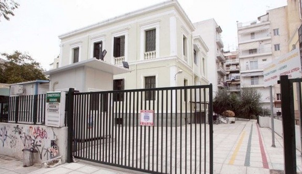 A generic square placeholder image with rounded corners in a figure.