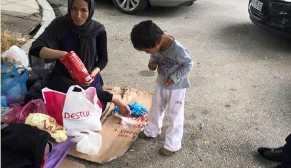 A generic square placeholder image with rounded corners in a figure.