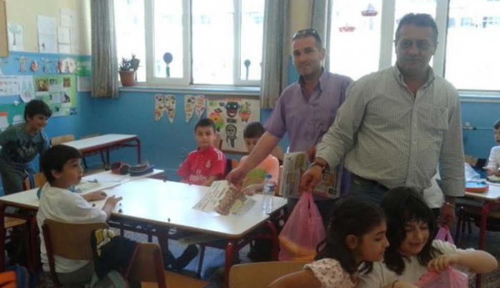 A generic square placeholder image with rounded corners in a figure.