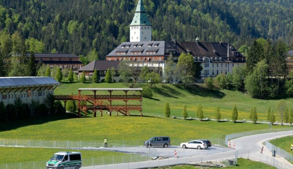 A generic square placeholder image with rounded corners in a figure.