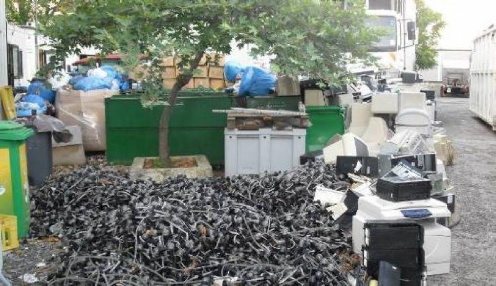 A generic square placeholder image with rounded corners in a figure.