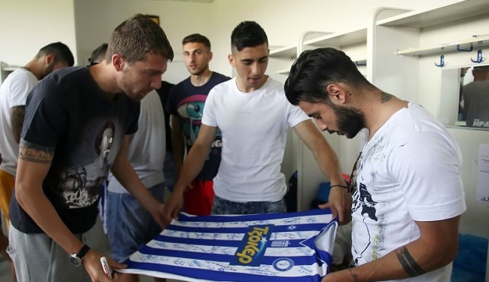 A generic square placeholder image with rounded corners in a figure.