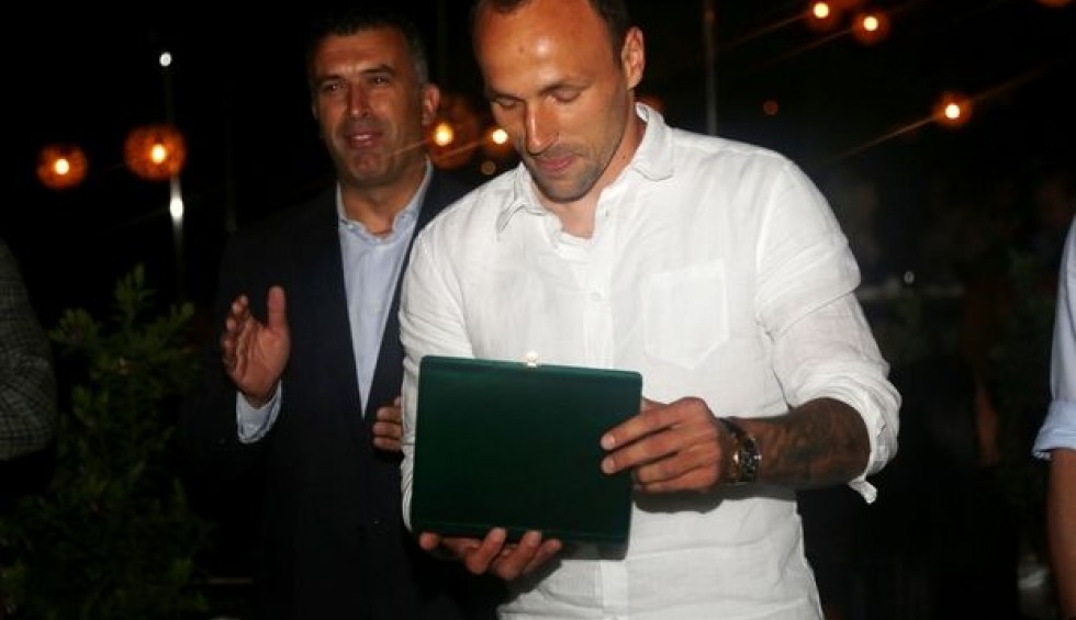 A generic square placeholder image with rounded corners in a figure.