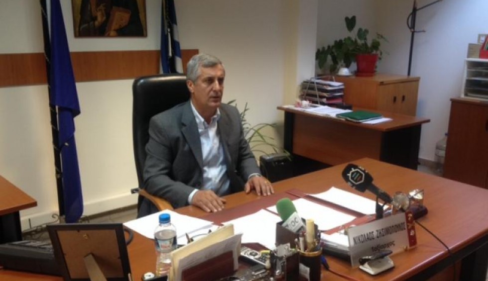 A generic square placeholder image with rounded corners in a figure.