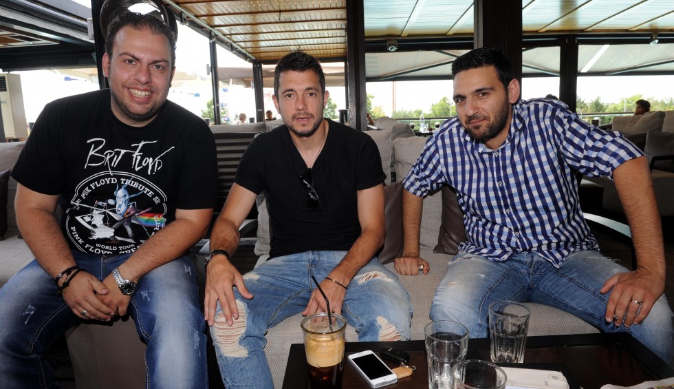 A generic square placeholder image with rounded corners in a figure.