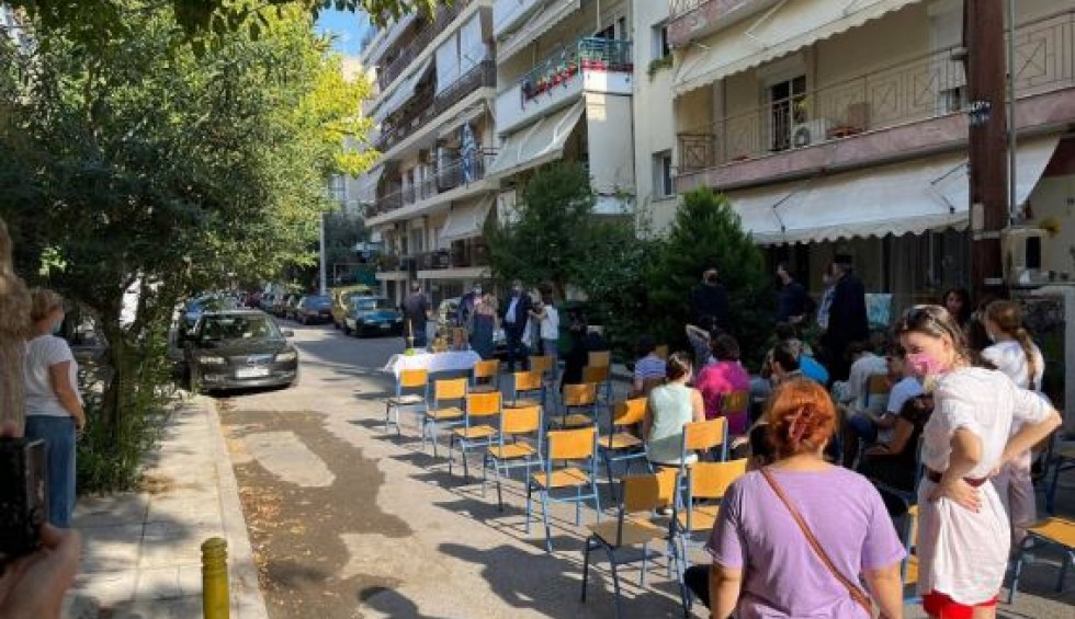 A generic square placeholder image with rounded corners in a figure.