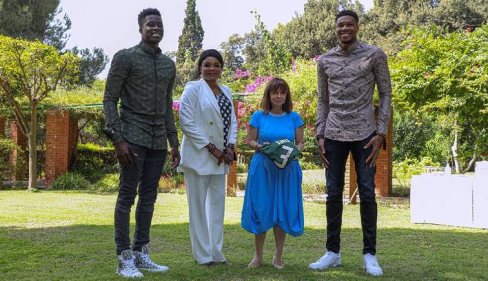 A generic square placeholder image with rounded corners in a figure.