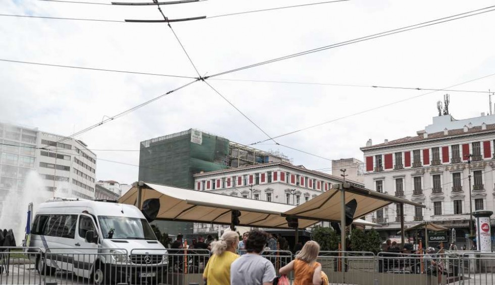 A generic square placeholder image with rounded corners in a figure.