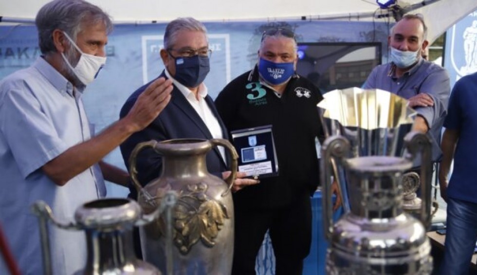 A generic square placeholder image with rounded corners in a figure.