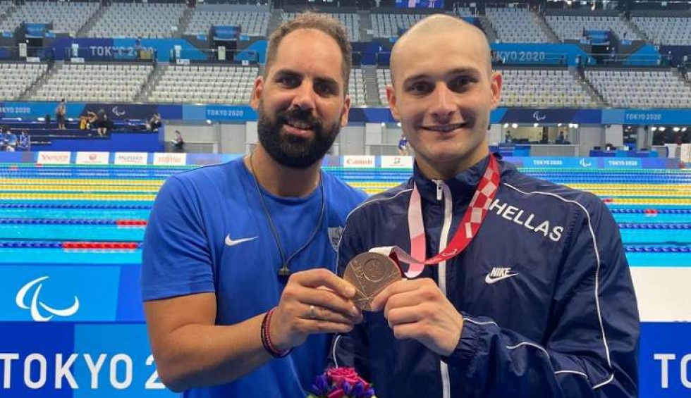 A generic square placeholder image with rounded corners in a figure.