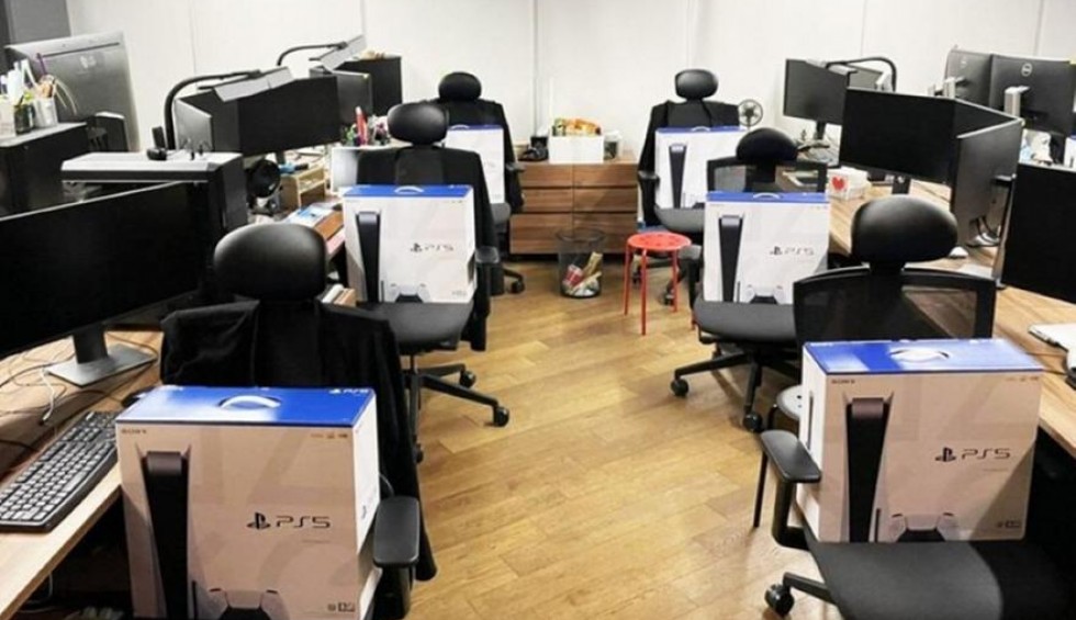 A generic square placeholder image with rounded corners in a figure.