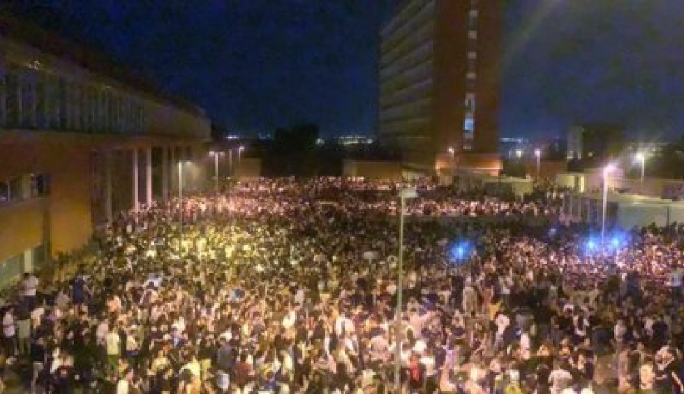 A generic square placeholder image with rounded corners in a figure.