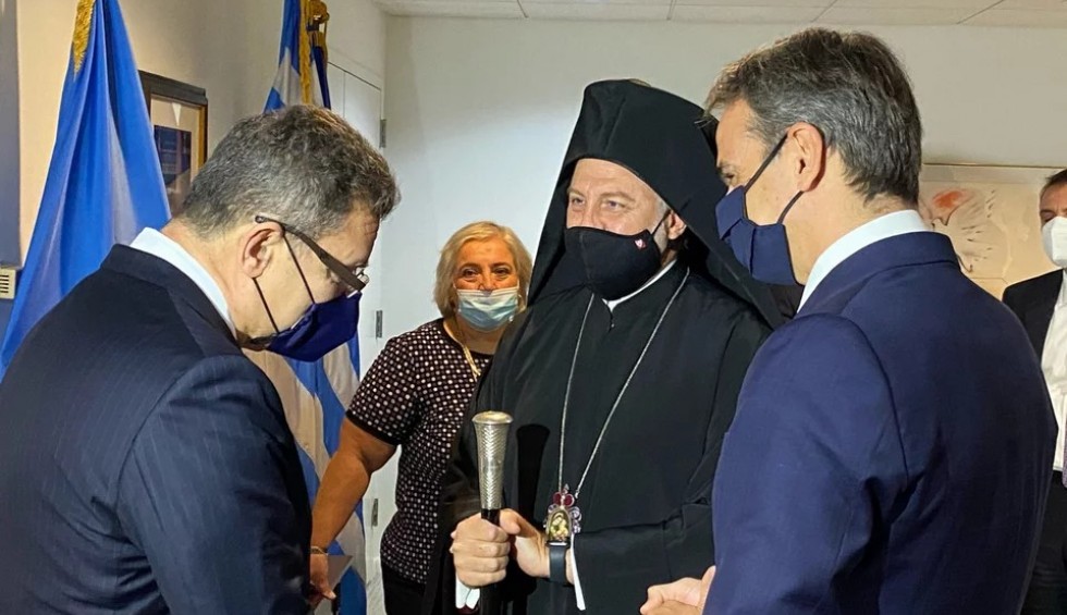 A generic square placeholder image with rounded corners in a figure.