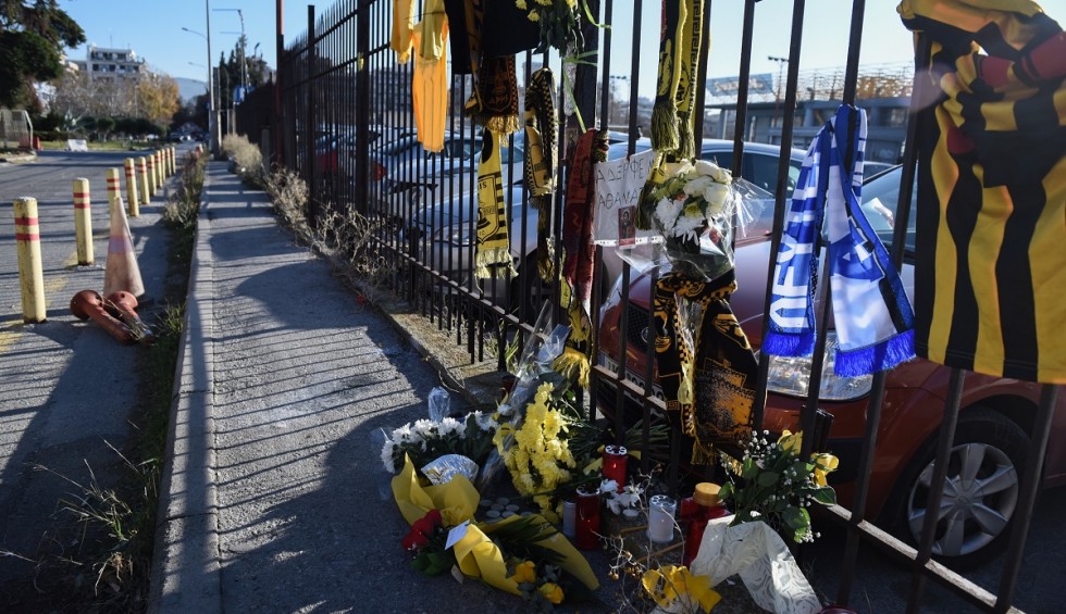 A generic square placeholder image with rounded corners in a figure.