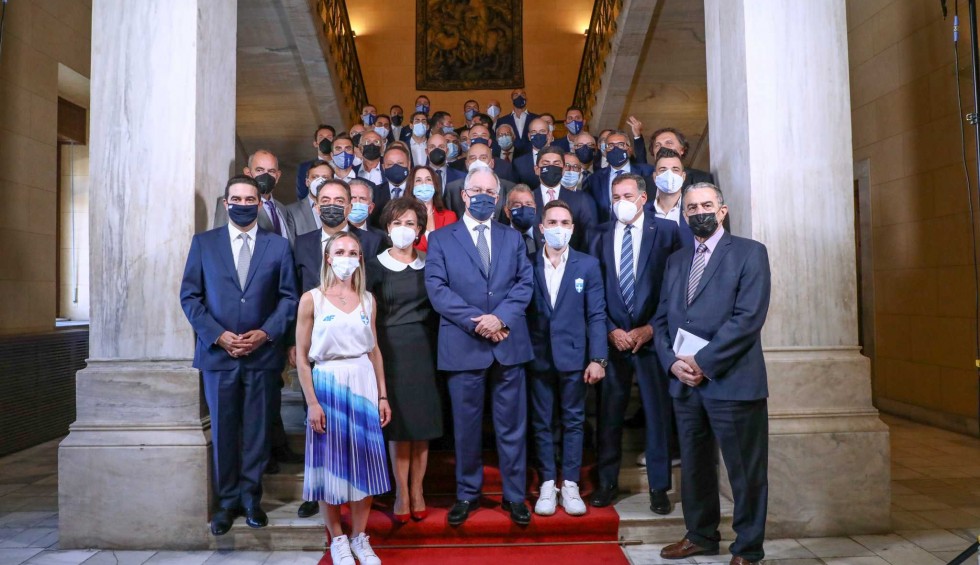 A generic square placeholder image with rounded corners in a figure.