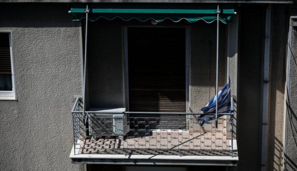 A generic square placeholder image with rounded corners in a figure.