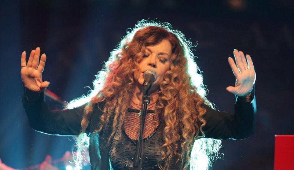 A generic square placeholder image with rounded corners in a figure.