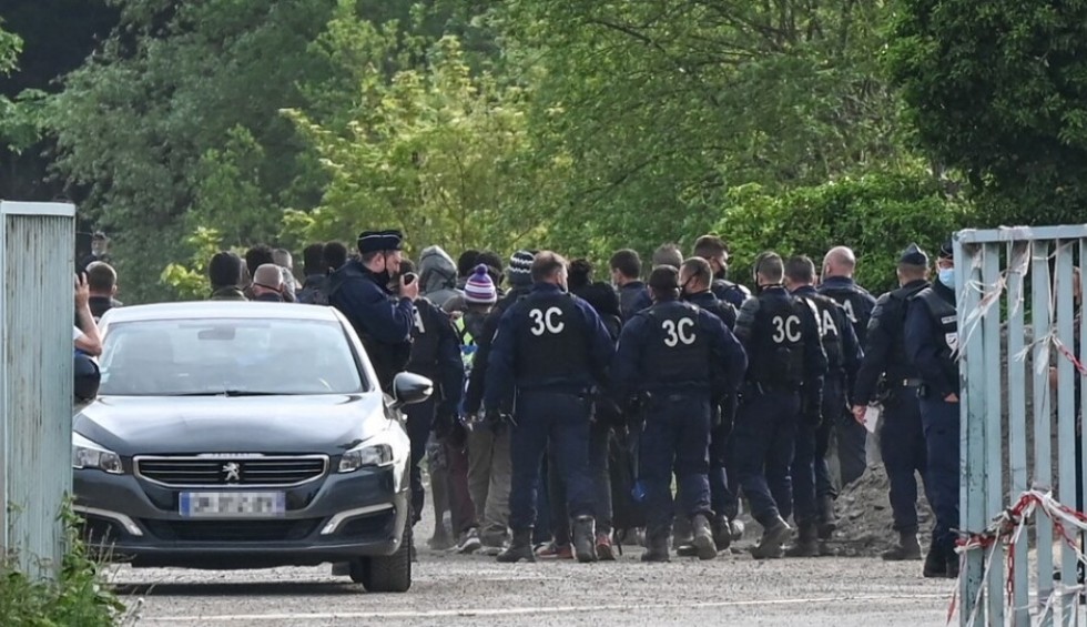 A generic square placeholder image with rounded corners in a figure.