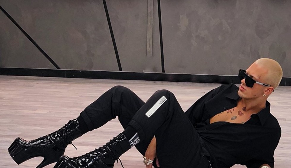 A generic square placeholder image with rounded corners in a figure.