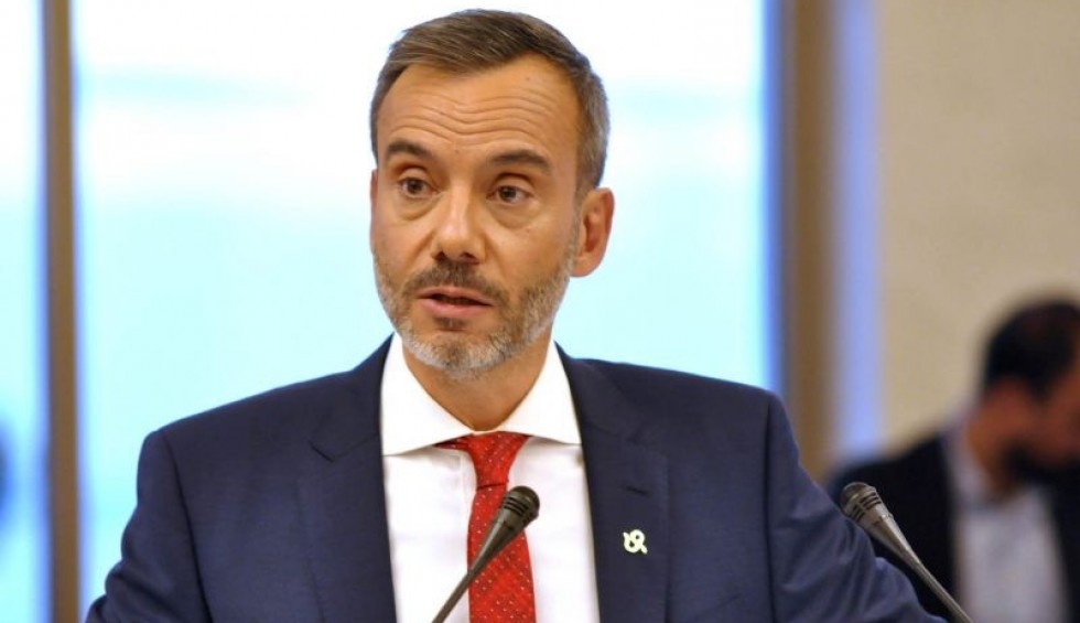 A generic square placeholder image with rounded corners in a figure.