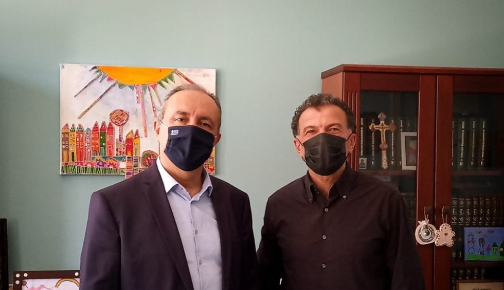 A generic square placeholder image with rounded corners in a figure.