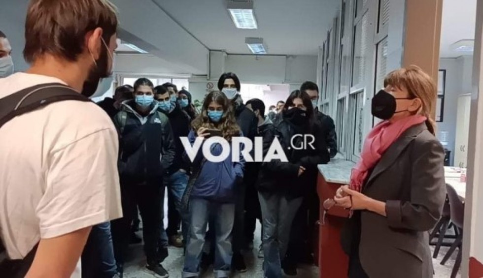 A generic square placeholder image with rounded corners in a figure.