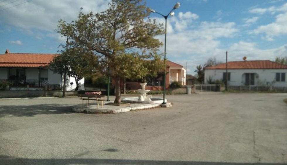 A generic square placeholder image with rounded corners in a figure.