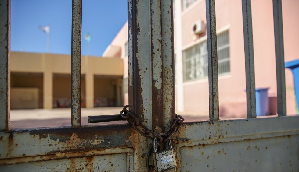 A generic square placeholder image with rounded corners in a figure.